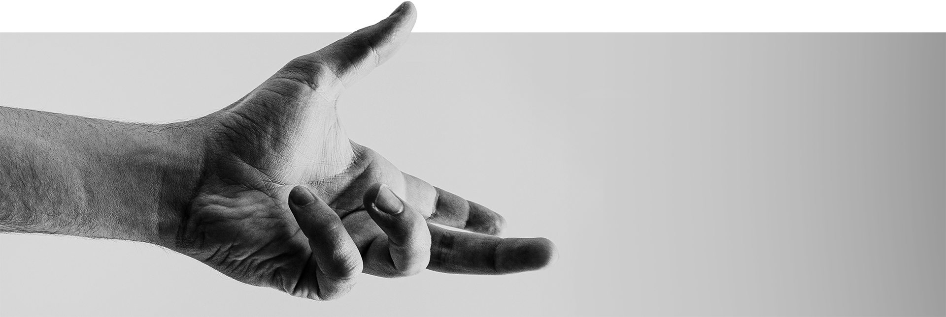 Main tendue en noir et blanc symbolisant l'ouverture